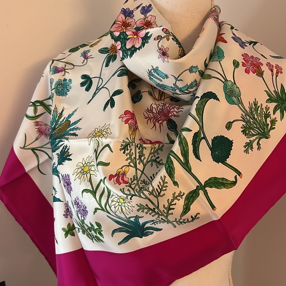 GUCCI SILK SCARF 34”x34” - Picture 3 of 11